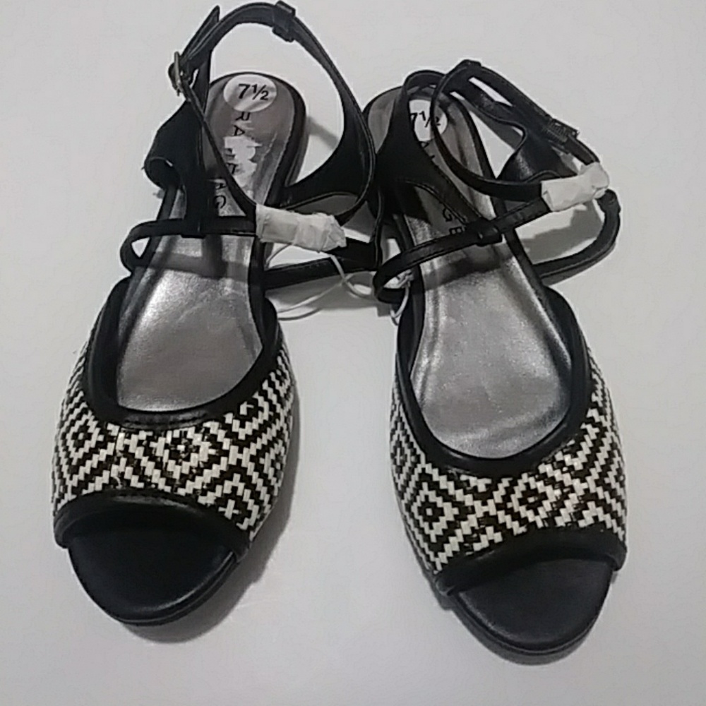 Rampage woven sandals black and white